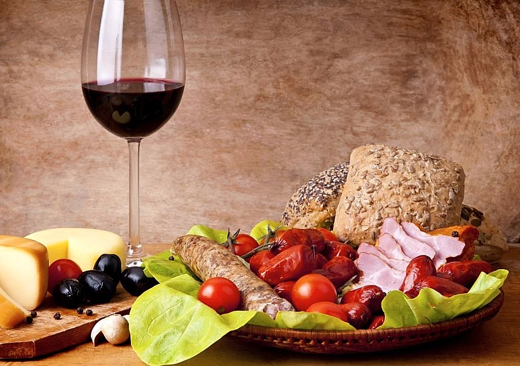 Красное бочковое вино и еда